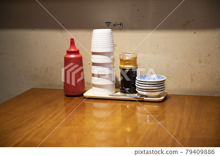 餐廳裡的餐桌用具 79409886
