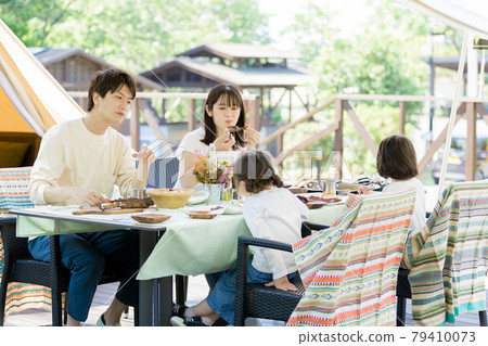 Family enjoying glamping 79410073