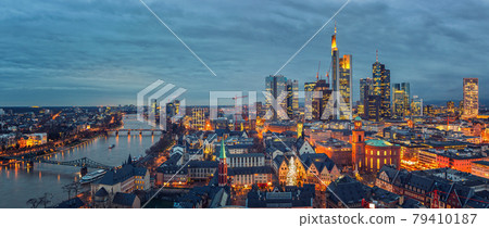 Panoramic view on Frankfurt at dusk 79410187