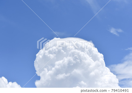 Developing cumulonimbus Developing cumulonimbus 79410491