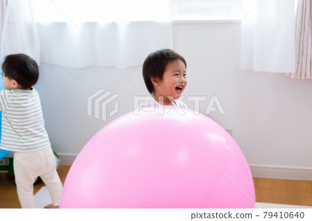 2 歲男孩蹣跚學步與福森玩耍 79410640