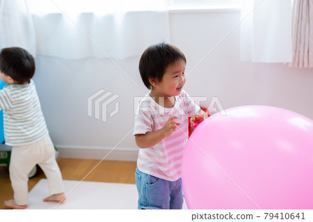 2 歲男孩蹣跚學步與福森玩耍 79410641