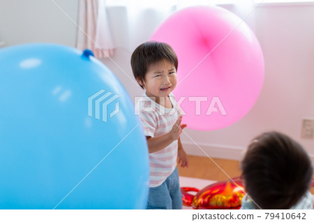 2 歲男孩蹣跚學步與福森玩耍 79410642