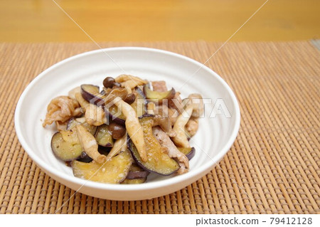 炒茄子和香菇 炒茄子和香菇 79412128