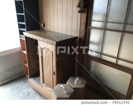 泥土地板的入口 79412545