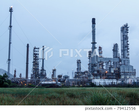 Oil Refinery in daytime 79412556