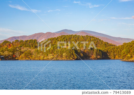 秋天在秋天顏色的福島 Urabandai 湖 Hibara 79413089
