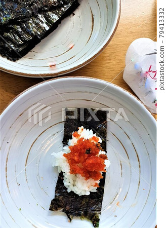 午餐用海藻包裹的飛魚子,口感很有嚼勁 午餐用海藻包裹的飛魚子,口感很有嚼勁 79413332