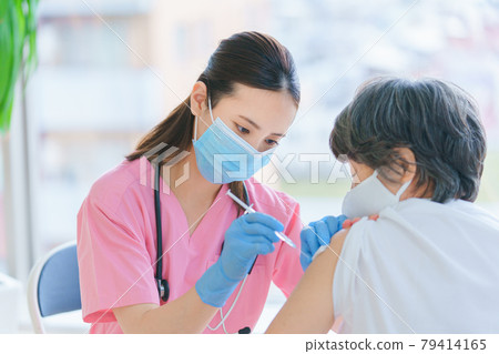 為老年人接種疫苗的醫護人員 79414165