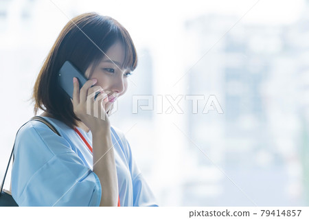 拜訪她的智能手機的年輕女商人 拜訪她的智能手機的年輕女商人 79414857