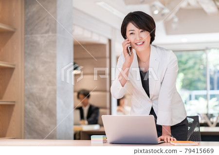 在自由地址辦公室使用筆記本電腦工作的女經理拍攝合作“+ SHIFT NOGIZAKA” 79415669