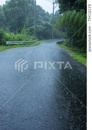 落在路面上的雨 落在路面上的雨 79418229