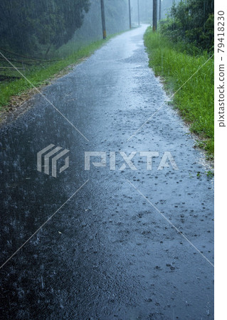 落在路面上的雨 落在路面上的雨 79418230