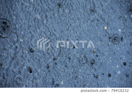 落在路面上的雨 落在路面上的雨 79418232