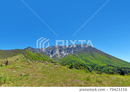 Clear sky and fresh green mountains National Park Daisen can be seen from the platform of GoEnzan 79423159