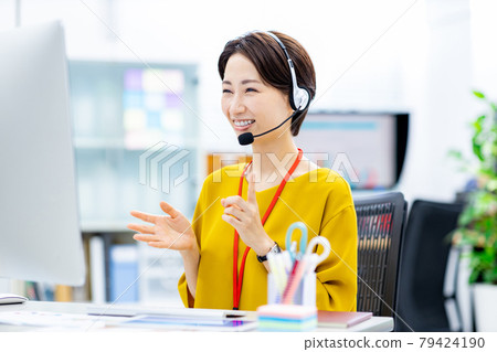 Call Center Female Office Middle 79424190