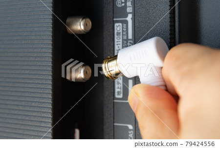 Connect the antenna cable to the back of the TV TV antenna wire F-shaped L-shaped 79424556