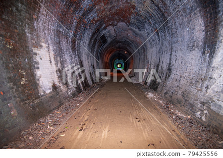 Abt 鐵路步道內的 Abt 公路隧道 79425556