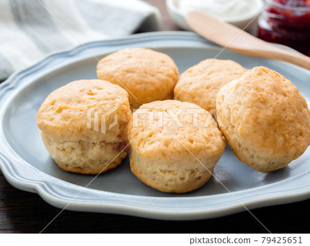 烤餅配果醬和奶油 烤餅配果醬和奶油 79425651