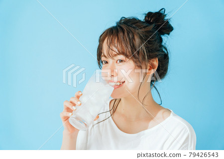 喝冷飲的女人 79426543