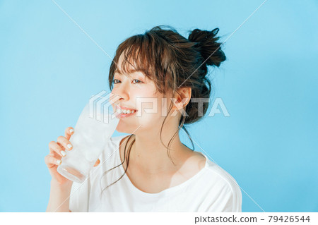 喝冷飲的女人 79426544