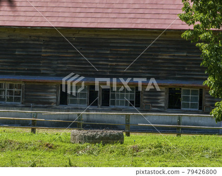 Building, photo: Retro barn at Koiwai Farm 100-year-old barn board fence and glass door Building, photo: Retro barn at Koiwai Farm 100-year-old barn board fence and glass door 79426800