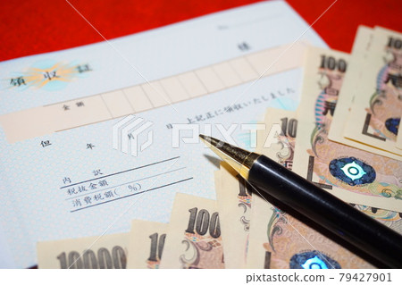 Cash payment proof, receipt and 10,000 yen bill 79427901