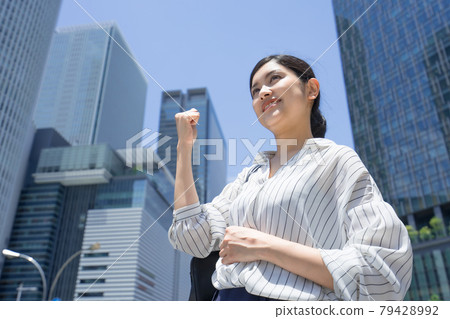 名古屋站前摩天大樓中握著拳頭的女商人 79428992