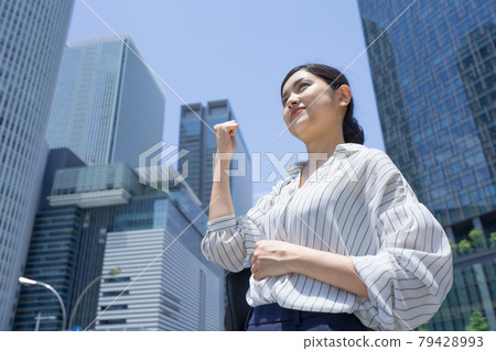 名古屋站前摩天大樓中握著拳頭的女商人 名古屋站前摩天大樓中握著拳頭的女商人 79428993