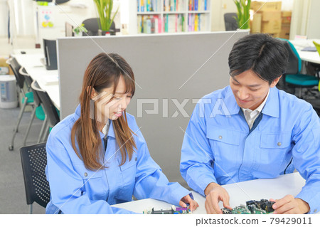 工程師男人和女人面帶微笑 1 79429011