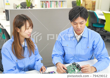 工程師男人和女人面帶微笑 2 79429012
