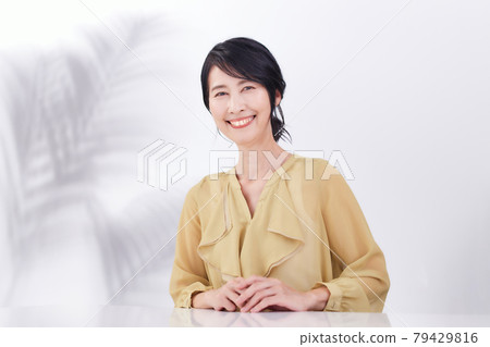 美麗微笑的中間女人植物 美麗微笑的中間女人植物 79429816