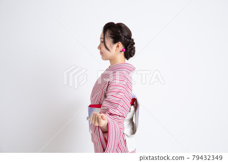 一個年輕的日本女人戴著小冠,伸手 一個年輕的日本女人戴著小冠,伸手 79432349