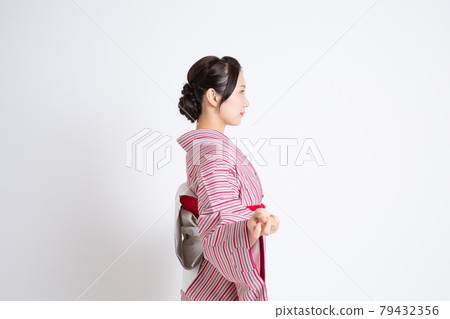 一個年輕的日本女人戴著小冠，伸手 79432356