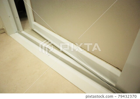 浴室門上的橡膠填料變形 79432370