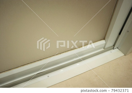 骯髒的浴室門容易聚集黴菌和灰塵 骯髒的浴室門容易聚集黴菌和灰塵 79432371