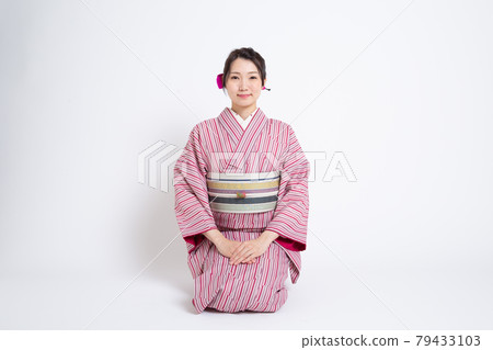 一位年輕的日本女性,頭戴小冠,坐直 一位年輕的日本女性,頭戴小冠,坐直 79433103