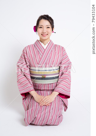 一位年輕的日本女性,頭戴小冠,坐直 一位年輕的日本女性,頭戴小冠,坐直 79433104