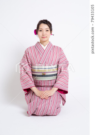 一位年輕的日本女性，頭戴小冠，坐直 79433105