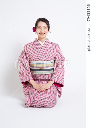 一位年輕的日本女性,頭戴小冠,坐直 一位年輕的日本女性,頭戴小冠,坐直 79433106