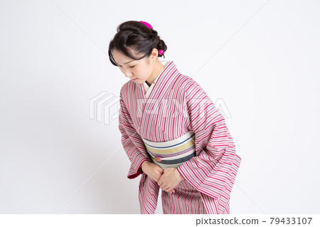 一個年輕的日本女人在一個小波峰上鞠躬 一個年輕的日本女人在一個小波峰上鞠躬 79433107