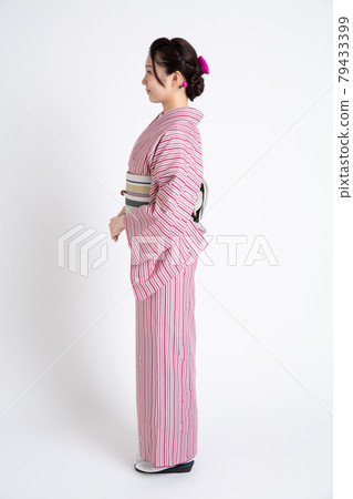 戴著小冠的年輕日本女人 戴著小冠的年輕日本女人 79433399
