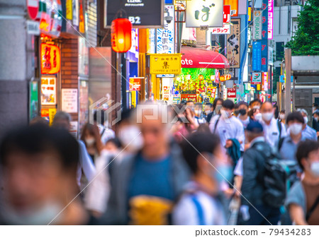 日本東京城市景觀 7 月......突變感染爆炸......東京 593 人和威脅數字再次。在歌舞伎町一番町前...... = 6th 79434283