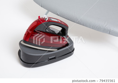 熨斗和熨衣板 79435561