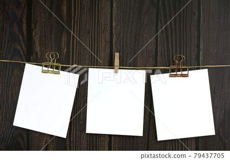 掛在牆上的空白寶麗來記事本 79437705