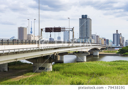 [Tokyo] Cityscape Arakawa Riverbed and Senju Shimbashi 79438191