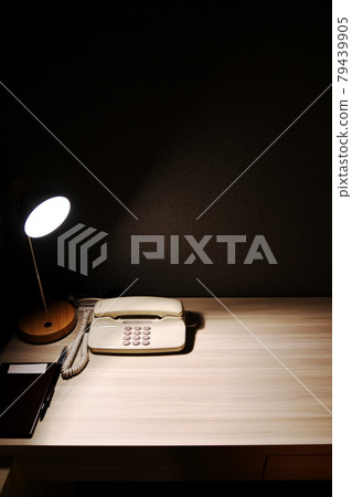 電話在黑暗中被照亮 79439905