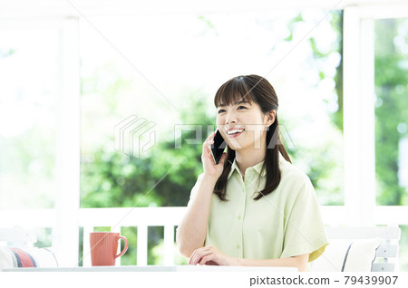 智能手機女性談話電話談話談話微笑 79439907