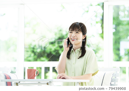 智能手機女性談話電話談話談話微笑 79439908