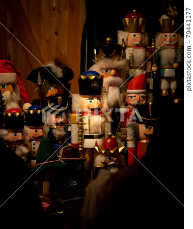 Nutcracker in the spotlight 79441177